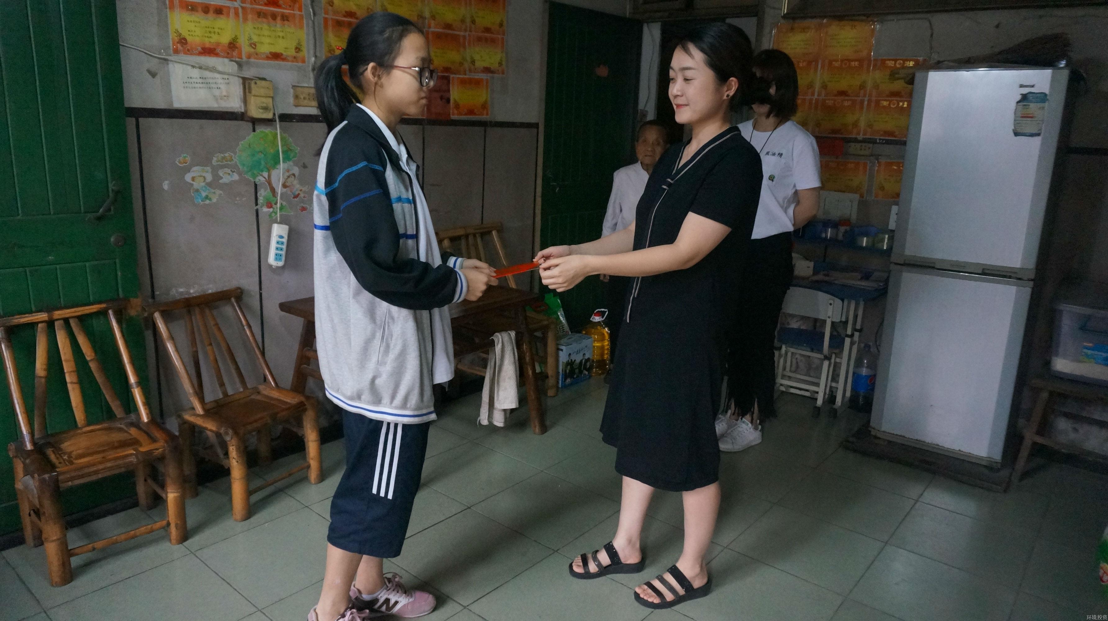 投资公司走访慰问助学工具-党群运动-杭州萧山水务投资生长有限公司