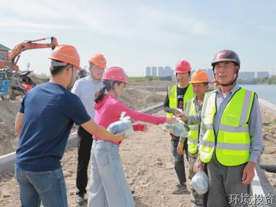 高温慰问送清凉 情系一线暖人心-公司新闻-杭州萧山水务投资生长有限公司