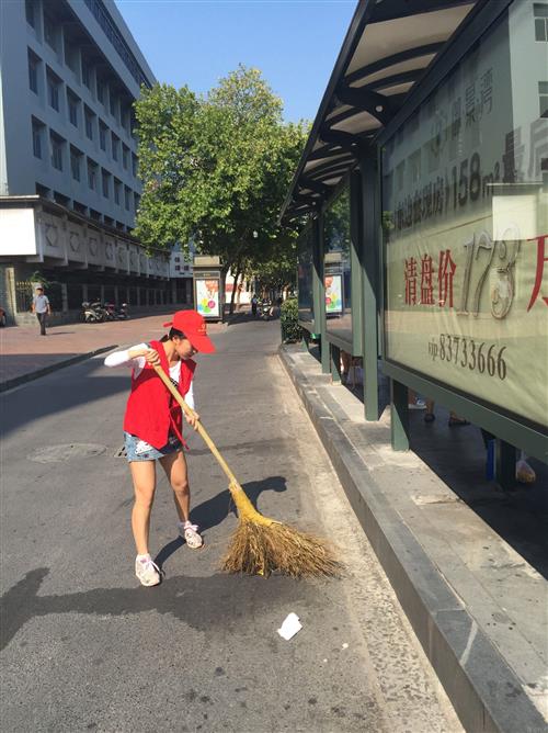 污水公司团总支开展“小红帽扮靓公交站台”运动 - 党建园地 - 杭州萧山情形集团有限公司