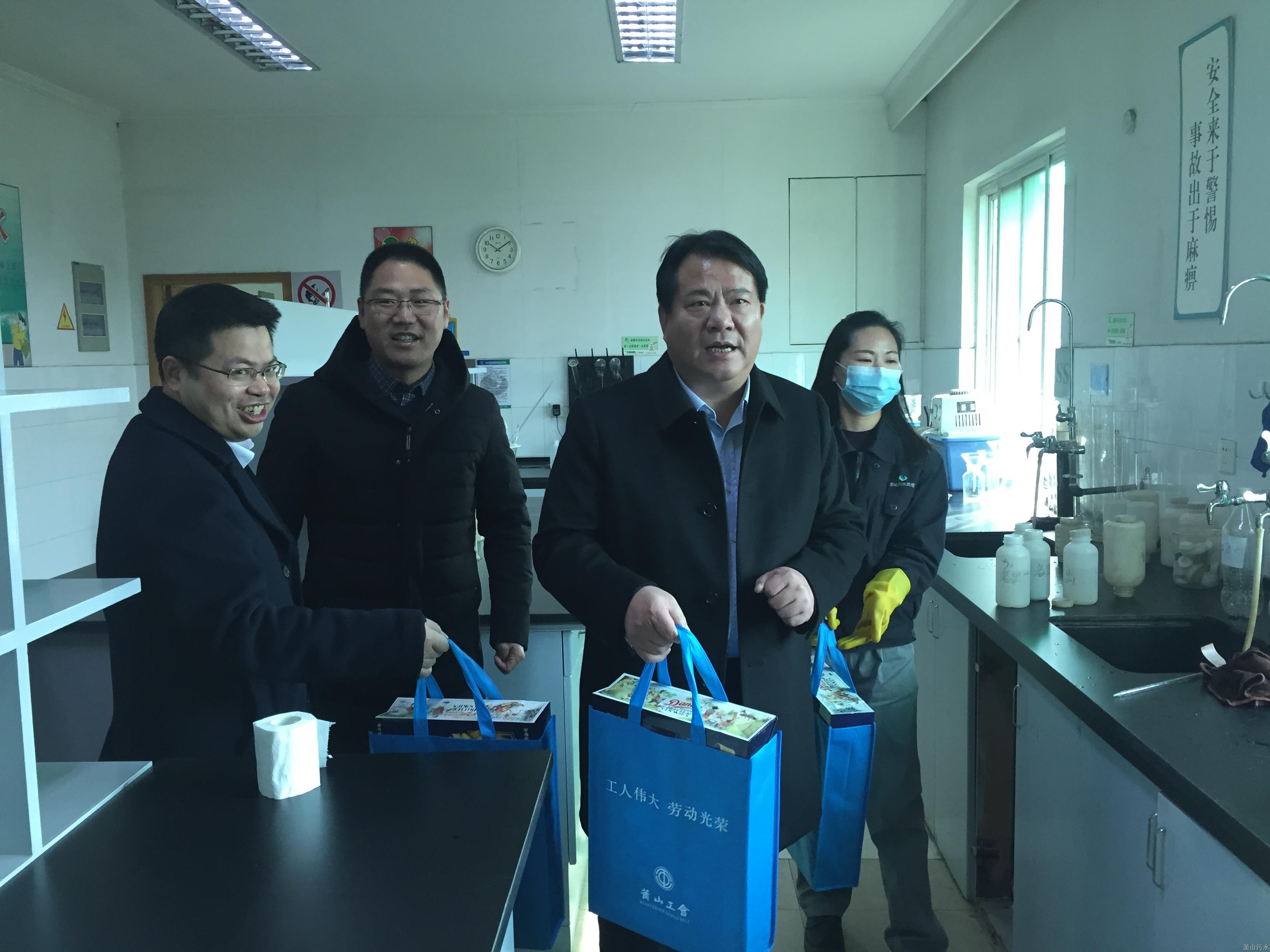 区向导新春慰问一线职工 - 77779193永利官网新闻 - 杭州萧山情形集团有限公司
