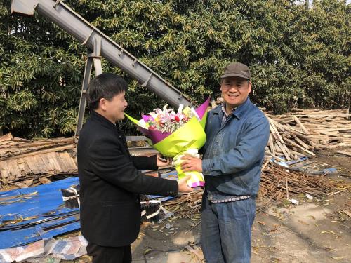 鲜花献给污水”活雷锋“ - 党建园地 - 杭州萧山情形集团有限公司