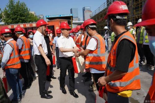 头顶烈日 致敬坚守 区向导探望慰问集团一线劳动者 - 77779193永利官网新闻 - 杭州萧山情形集团有限公司